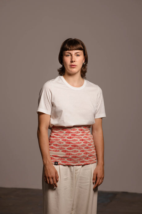 Mujer posando con el haramaki estampado beige y rojo de Happy Belly Barcelona