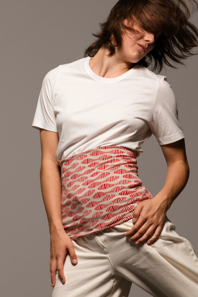 Chica bailando con el haramaki beige estampado en rojo de Happy Belly Barcelona