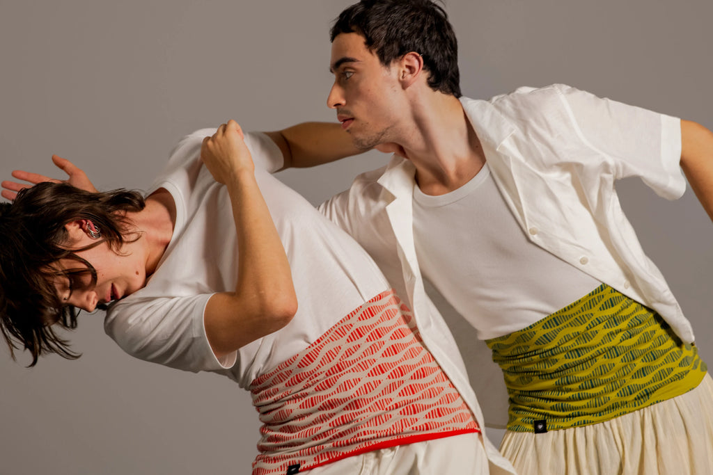 Pareja bailando vistiendo los haramakis estampados de Happy Belly Barcelona