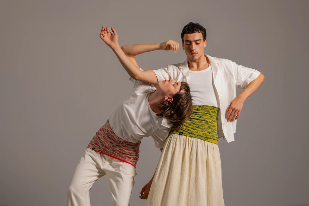 Pareja de bailarines vistiendo haramakis estampados de Happy Belly Barcelona