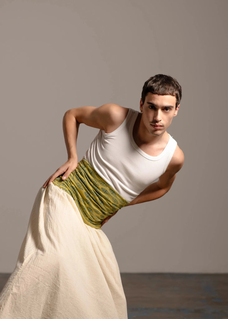 Bailarín mirando al frente vistiendo el haramaki estampado lima de Happy Belly Barcelona