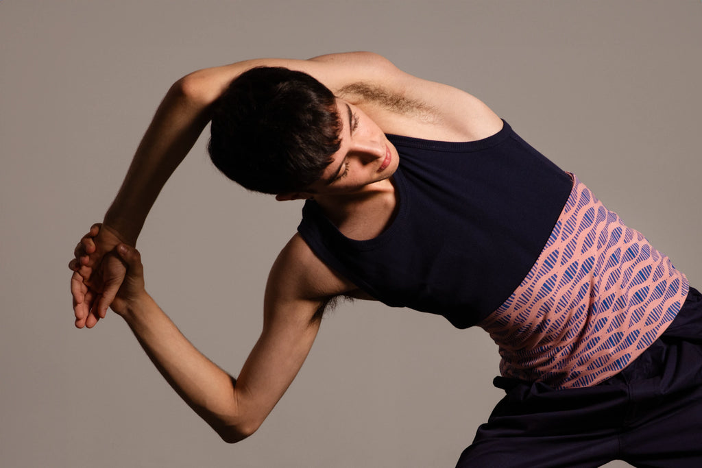 Bailarin estirando el costado llevando el haramaki estampado rosa de Happy Belly Barcelona