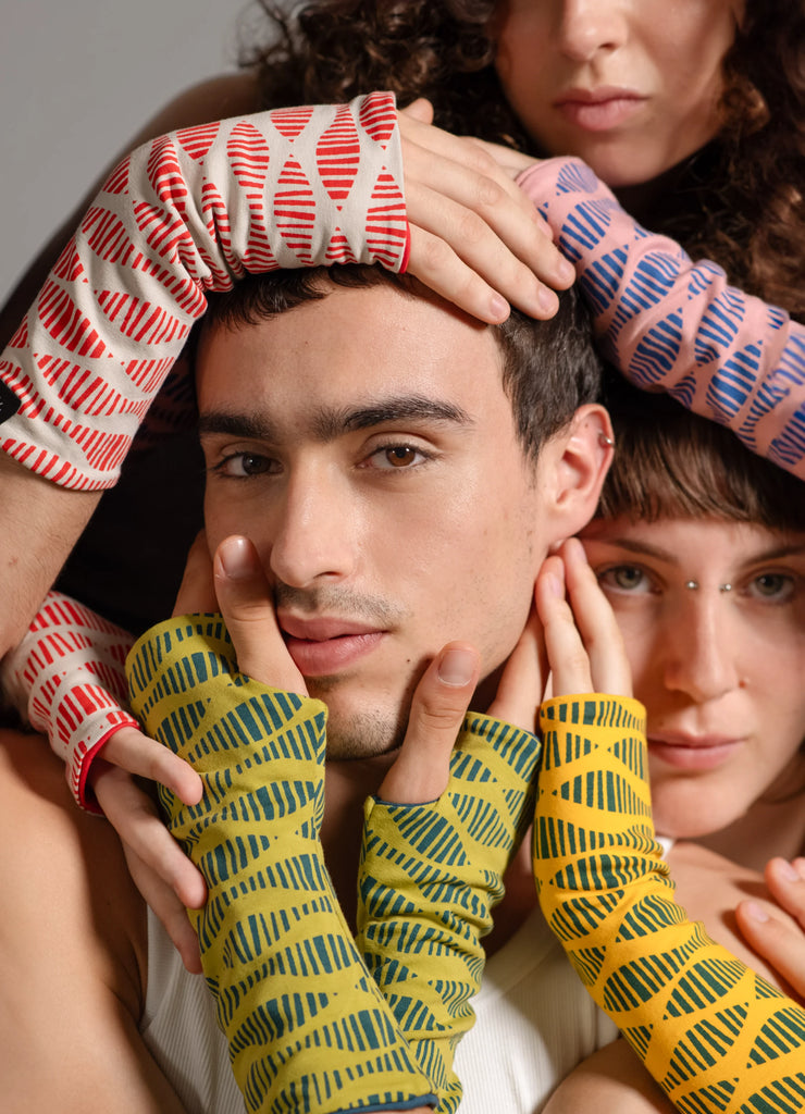 Retrato de chico rodeado de mitones estampados de la marca Happy Belly Barcelona