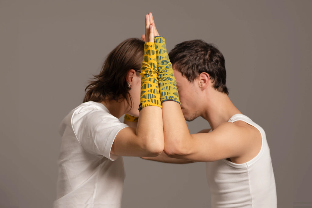 Pareja de perfil con mitones Happy Belly Barcelona