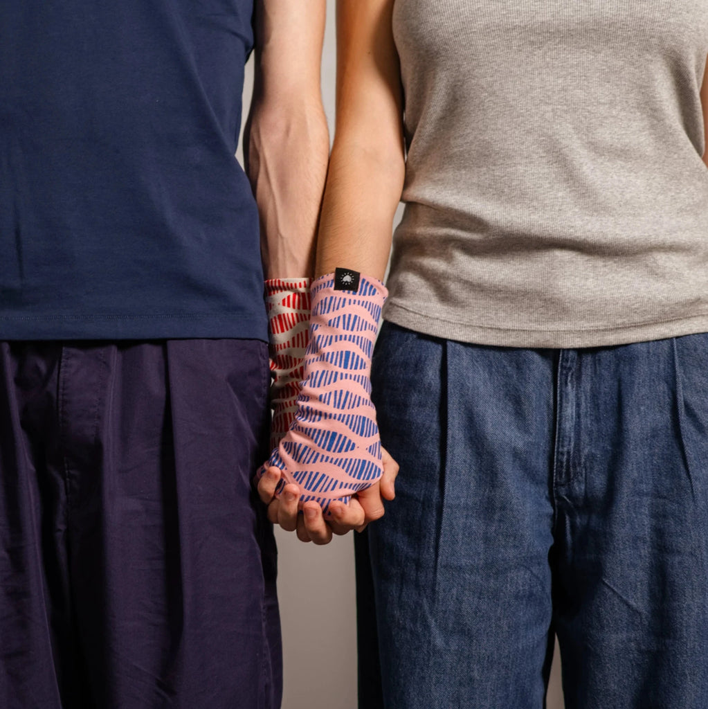 Manos entrelazadas llevando mitones Happy Belly barcelona