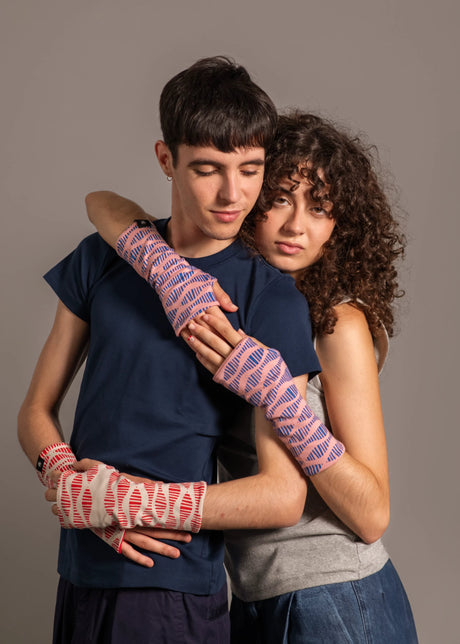 Pareja abrazada mostrando mitones estampados de Happy Belly Barcelona