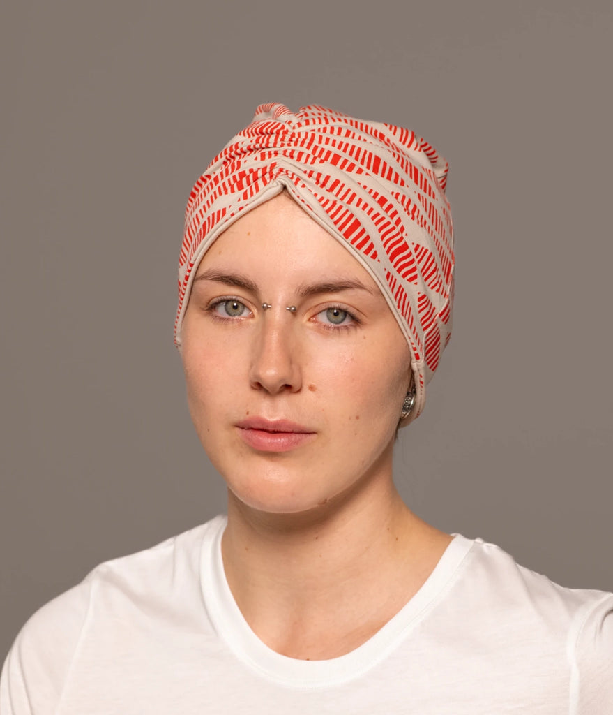 Retrato de chica con turbante estampado beige y rojo de Happy Belly Barcelona