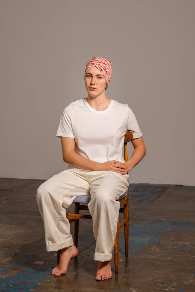 Retrato de joven sentada llevando un turbante estampado de Happy Belly Barcelona