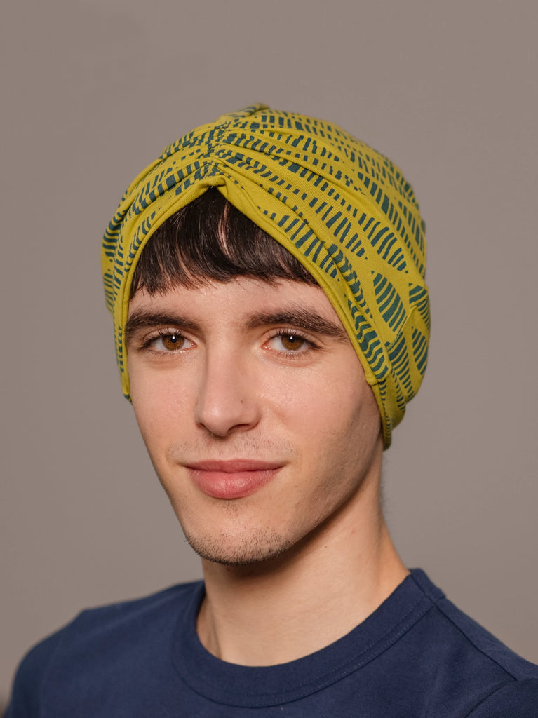 Retrato de chico sonriente con turbante lima y turquesa de Happy Belly Barcelona