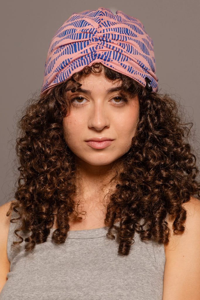 Chica posando con el turbante rosa estampado de azul de Happy Belly barcelona