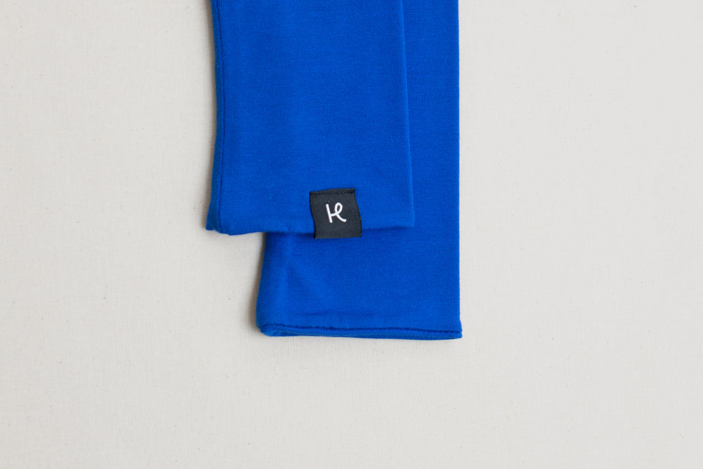 Detalle etiqueta mitones azul eléctrico de algodón orgánico de Happy Belly