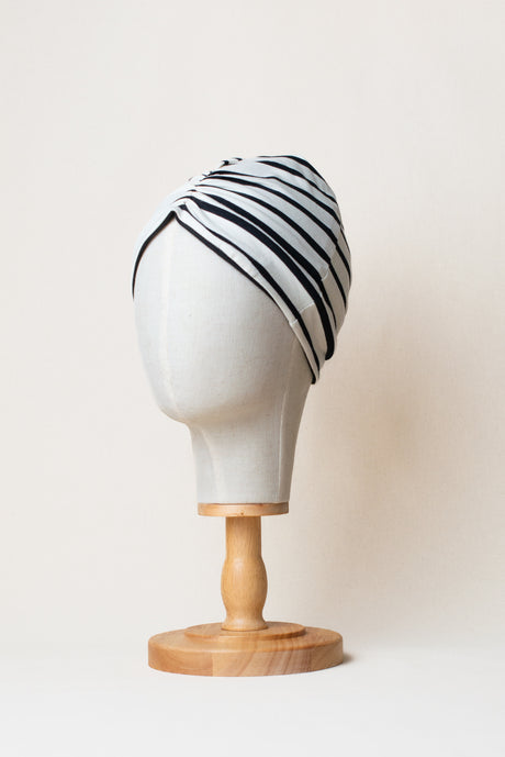 Turbante reversible de rayas blancas y negras de algodón orgánico