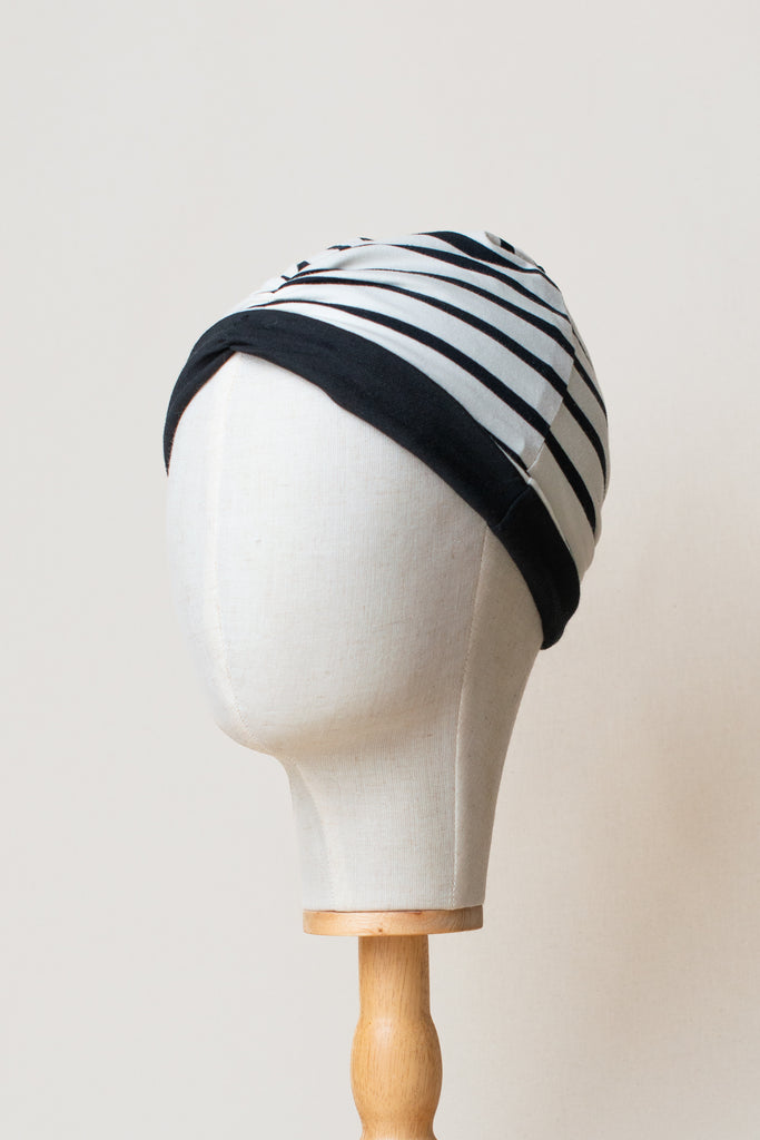 Turbante reversible de algodón orgánico rayas negras y blancas, detalle de interior negro