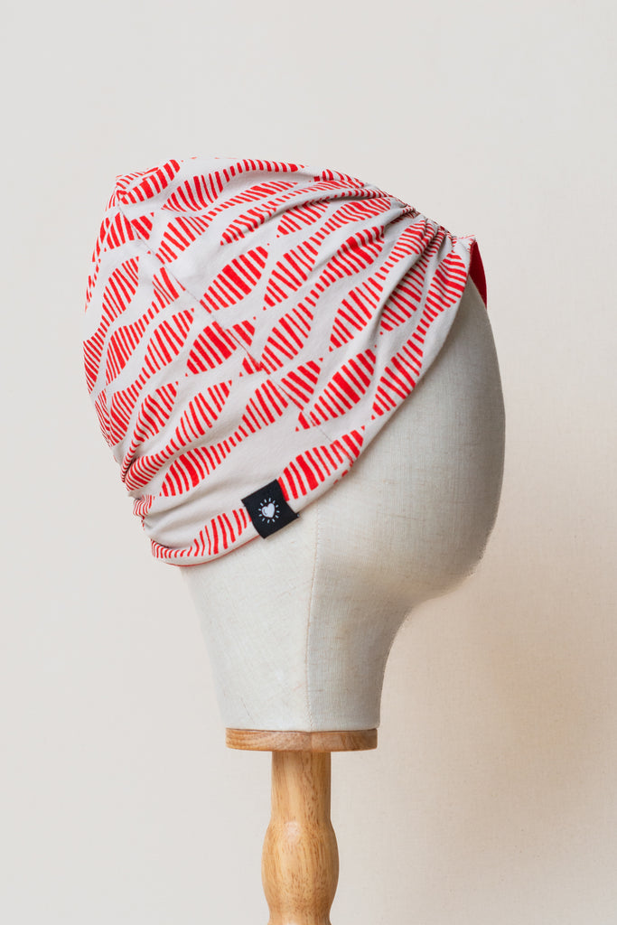 Turbante beige reversible, de algodón orgánico, estampado con serigrafía artesanal en rojo