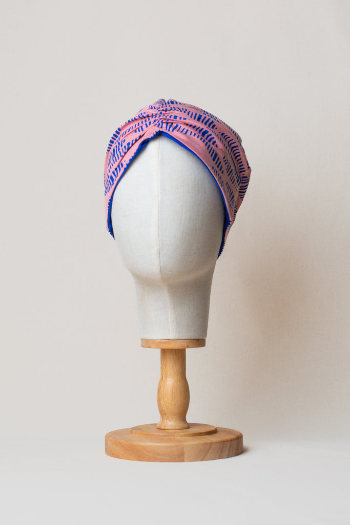 Turbante reversible color rosa de algodón orgánico estampado con serigrafía en azul