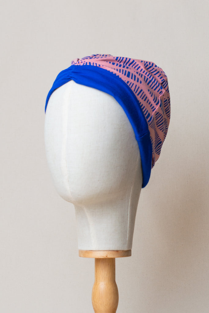 Turbante reversible de algodón orgánico, exterior rosa estampado e interior azul eléctrico
