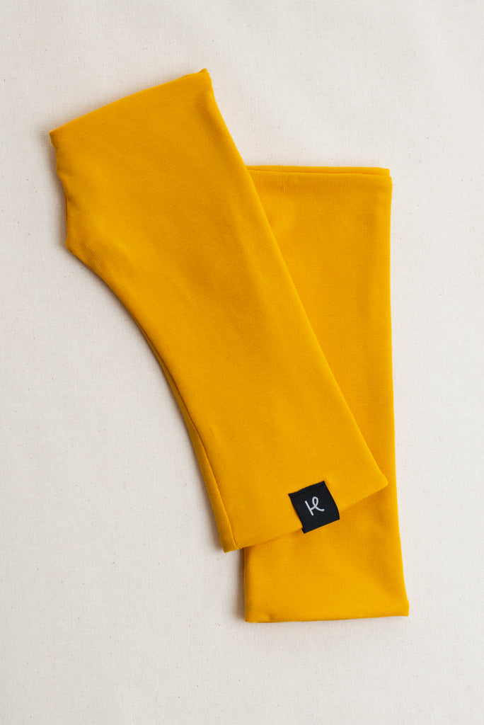 Mitones color amarillo de algodón orgánico de marca Happy Belly