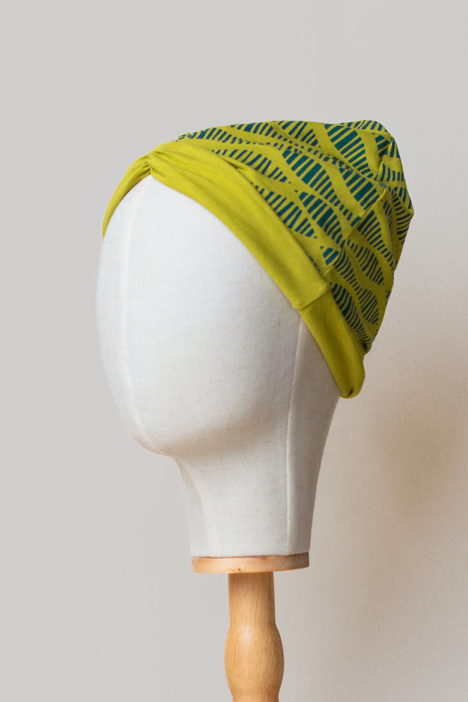 Turbante reversible de algodón orgánico color verde estampado en turquesa, detalle de interior  color lima