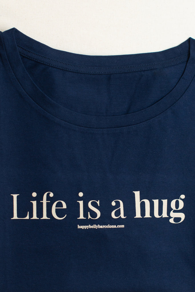 Detalle camiseta algodón orgánico color azul con lema Life is a hug 