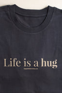 Detalle camiseta algodón orgánico color gris marengo con lema Life is a hug 