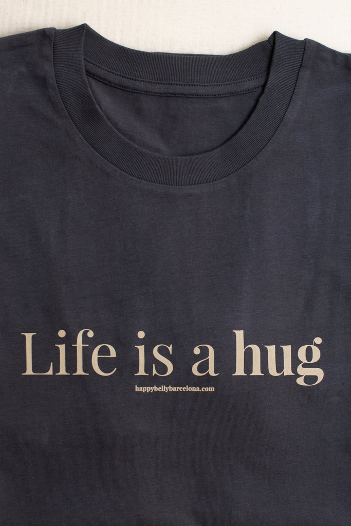 Detalle camiseta algodón orgánico color gris marengo con lema Life is a hug 