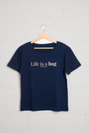 Camiseta algodón orgánico color azul marino con lema Life is a hug, marca Happy Belly