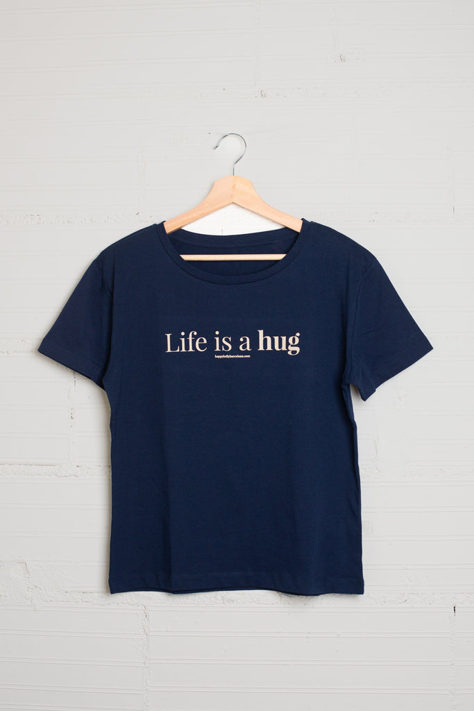Camiseta algodón orgánico color azul marino con lema Life is a hug, marca Happy Belly