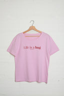 Camiseta algodón orgánico color rosa con lema Life is a hug, marca Happy Belly