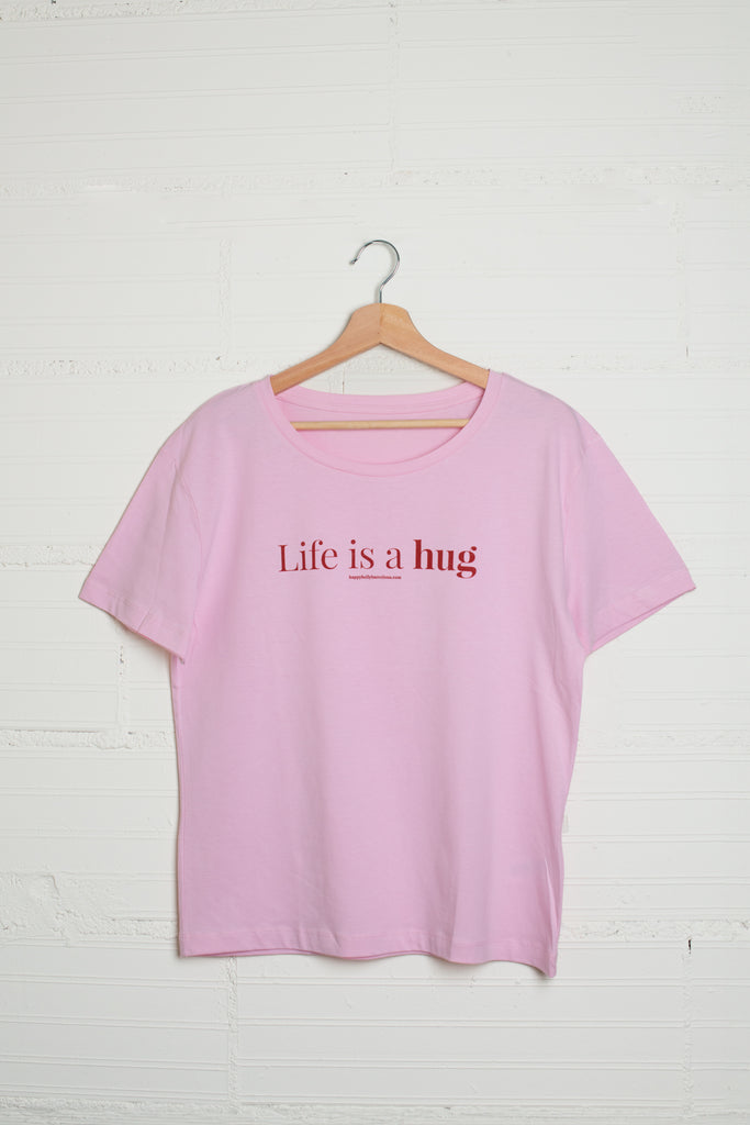 Camiseta algodón orgánico color rosa con lema Life is a hug, marca Happy Belly