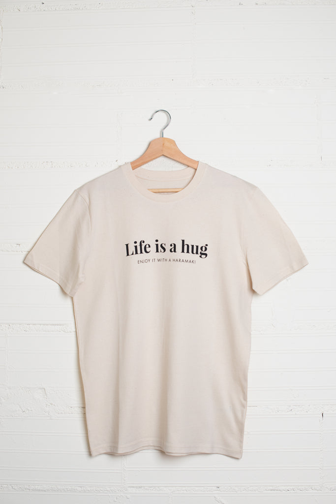 Camiseta algodón orgánico color natural claro con lema Life is a hug , marca Happy Belly
