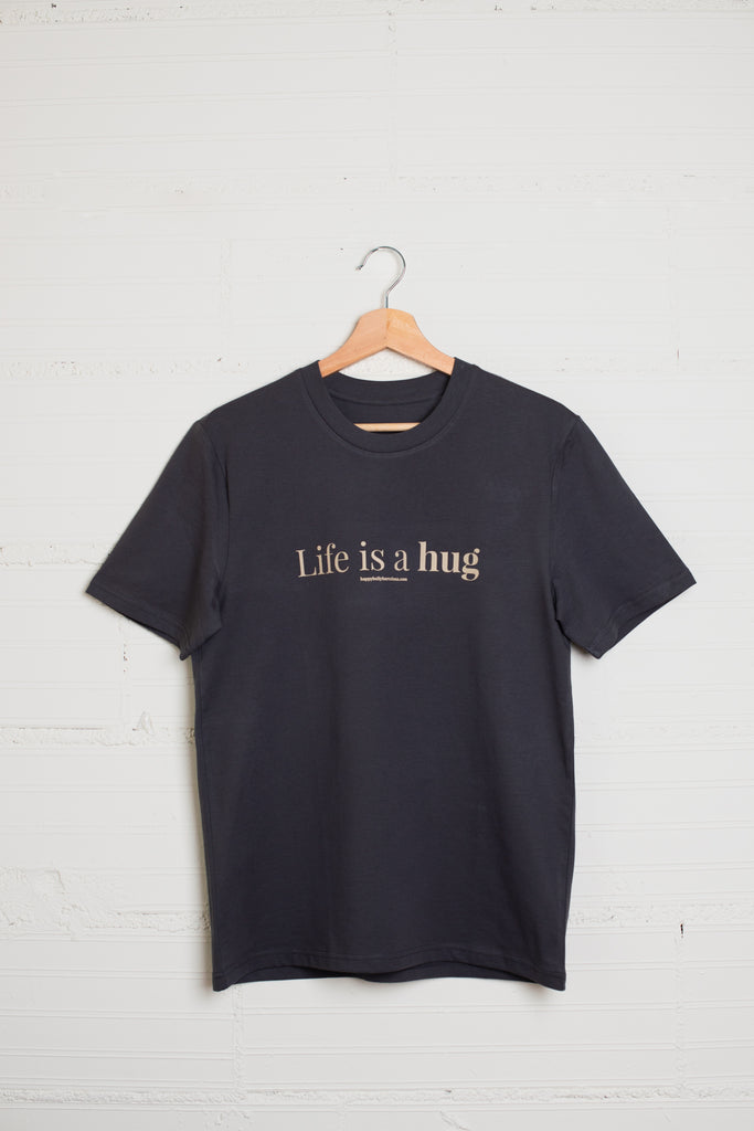 Camiseta algodón orgánico color gris marengo con lema Life is a hug, marca Happy Belly