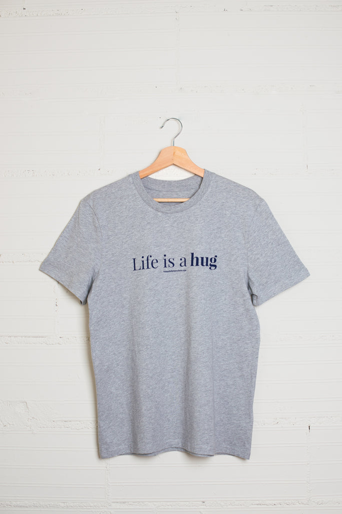 Camiseta algodón orgánico color gris claro con lema Life is a hug marca Happy Belly