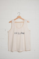 Camiseta de tirantes de algodón orgánico color natural con lema Life is a hug, marca Happy Belly