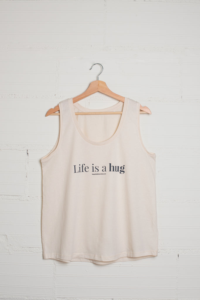 Camiseta de tirantes de algodón orgánico color natural con lema Life is a hug, marca Happy Belly