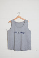Camiseta de tirantes de algodón orgánico color gris claro con lema Life is a hug marca Happy Belly