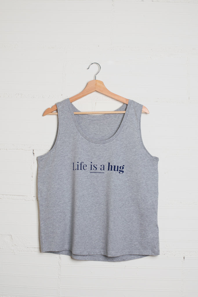 Camiseta de tirantes de algodón orgánico color gris claro con lema Life is a hug marca Happy Belly