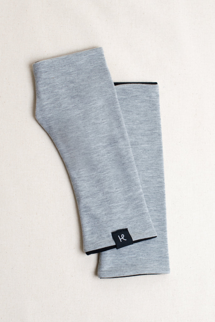 Mitones reversibles de algodón orgánico combinando gris claro y negro, marca Happy Belly