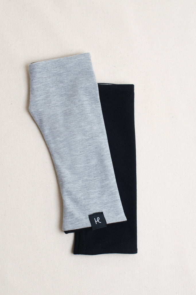 Par de mitones reversibles en color gris y negro de Happy Belly en algodón orgánico