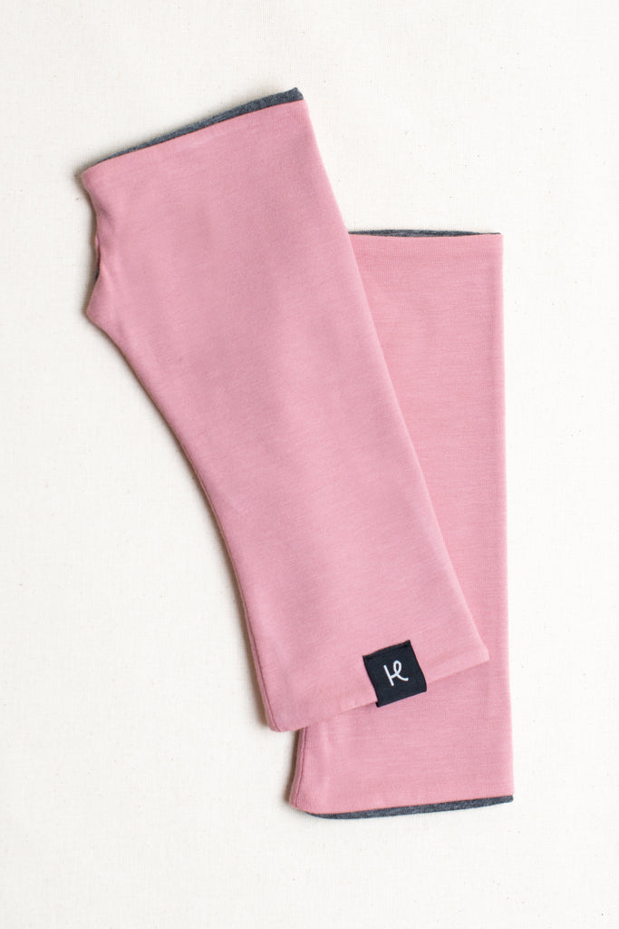 Par de mitones reversibles de color rosa y gris de algodón orgánico, marca Happy Belly