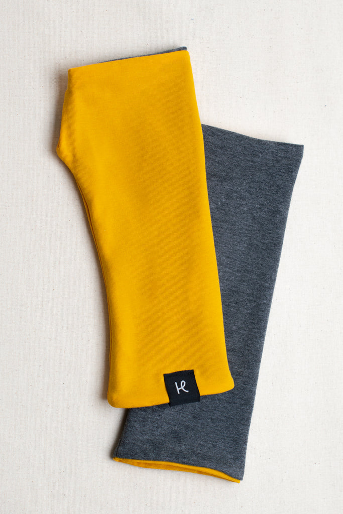 Mitones reversibles de algodón orgánico combinando amarillo y gris
