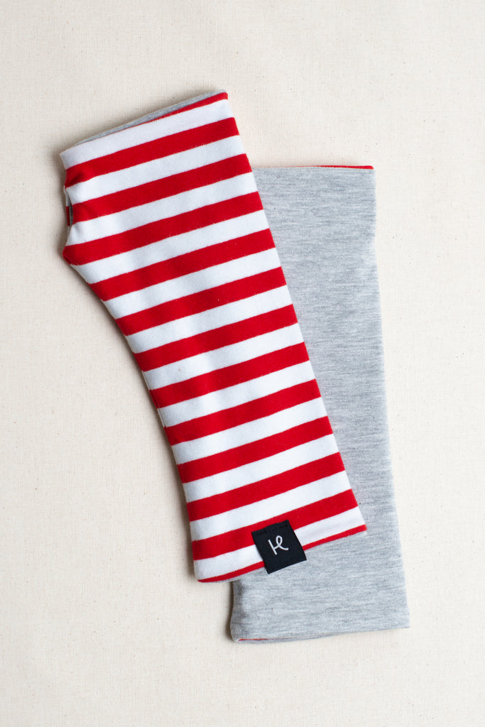 Par de mitones reversibles de rayas rojas y gris claro, de algodón orgánico, marca Happy Belly