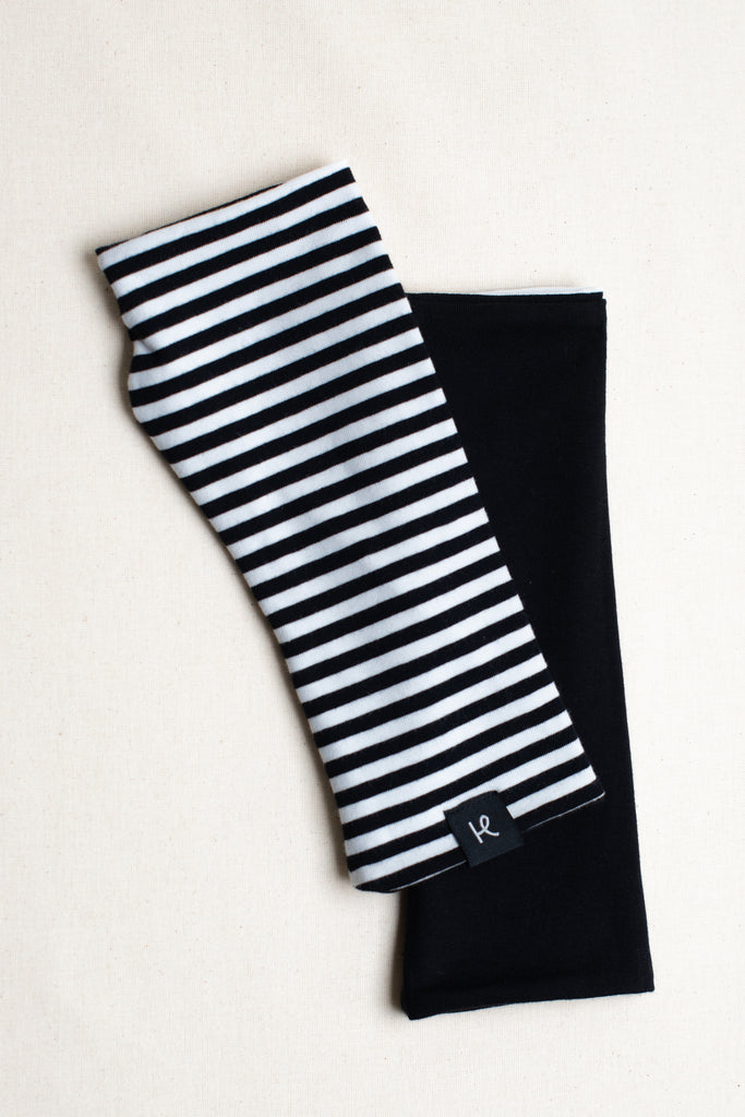 Pareja de mitones reversibles de rayas negras y blancas, de algodón orgánico, marca Happy Belly