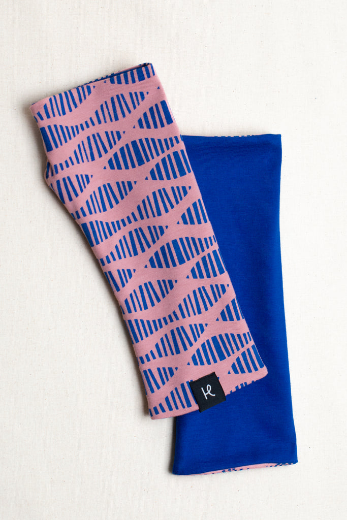 Pareja de mitones reversibles color rosa y azul estampados con serigrafía, marca Happy Belly