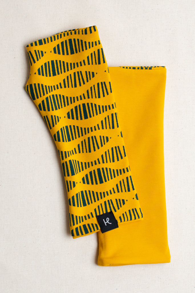 Mitones reversibles en color amarillo estampados con serigrafía artesanal en algodón orgánico