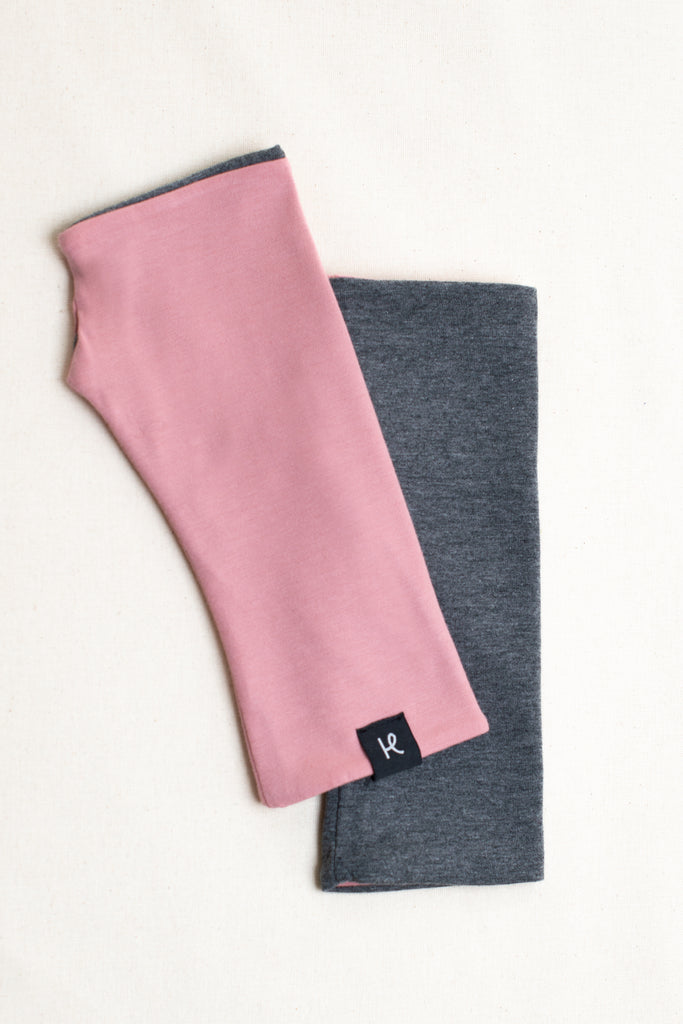 Mitones reversibles de algodón orgánico combinando rosa y gris