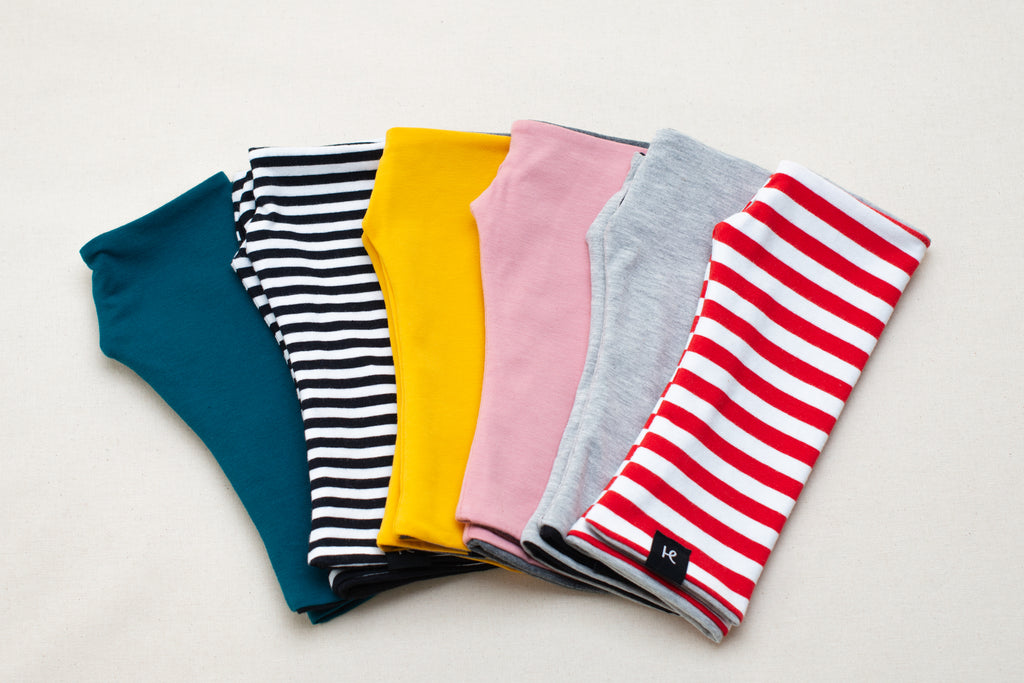 Abanico de colores disponibles en los mitones reversibles de algodón orgánico de Happy Belly