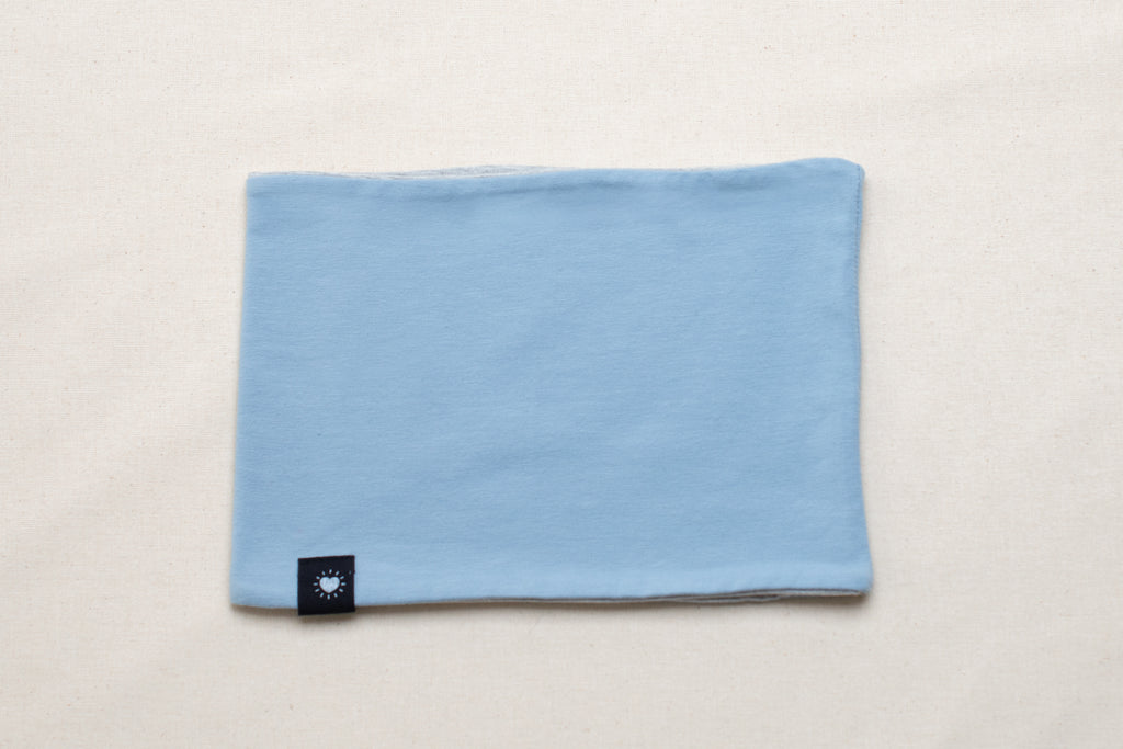 Haramaki infantil reversible azul cielo de algodón orgánico marca Happy Belly