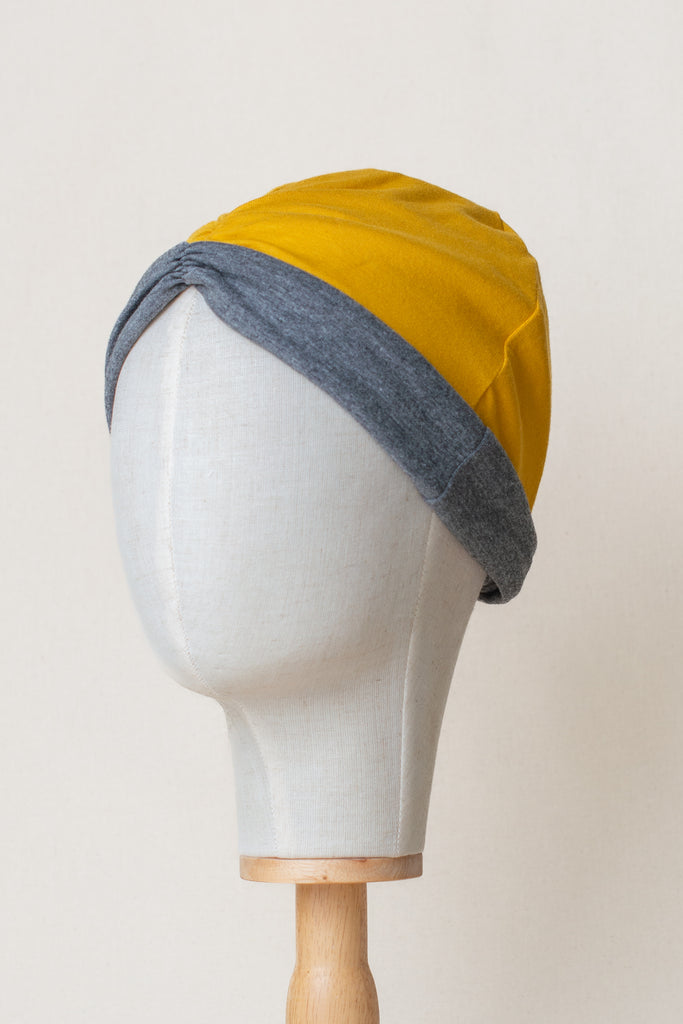 Turbante reversible de algodón orgánico, exterior amarillo e interior gris oscuro
