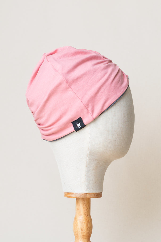 Turbante reversible de algodón orgánico, exterior rosa e interior gris oscuro
