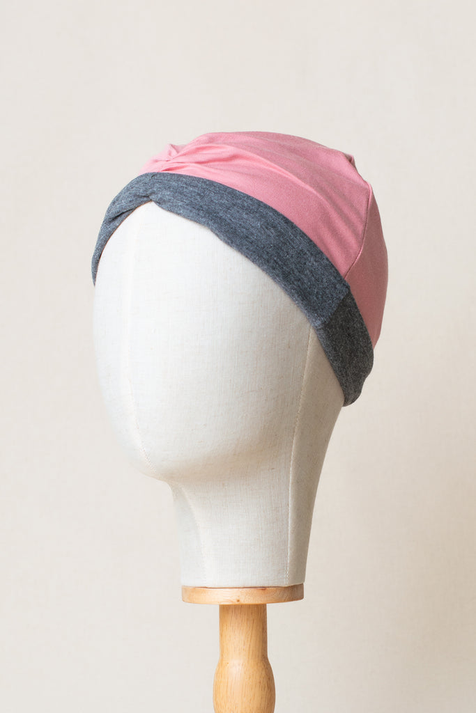 Turbante reversible de algodón orgánico color rosa, detalle de interior gris oscuro